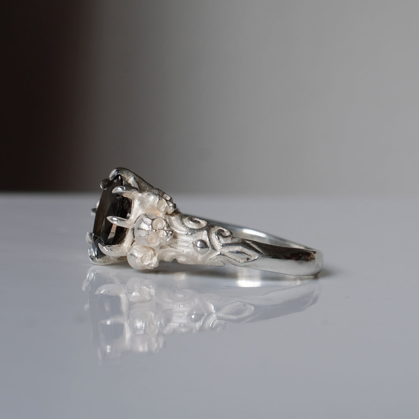 CERBERUS syn tournaline skull ring