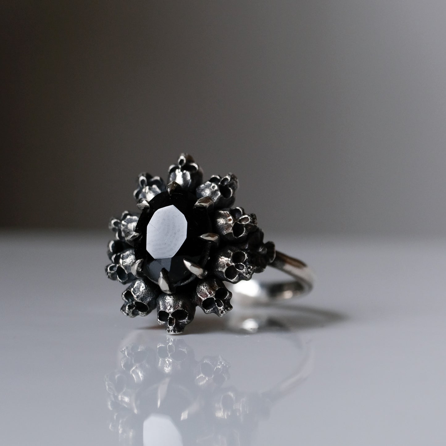 PATES black spinel halo ring