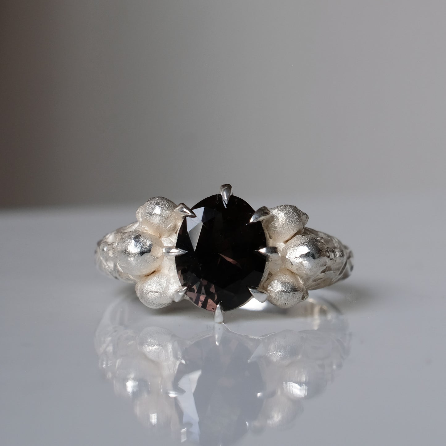 CERBERUS syn tournaline skull ring