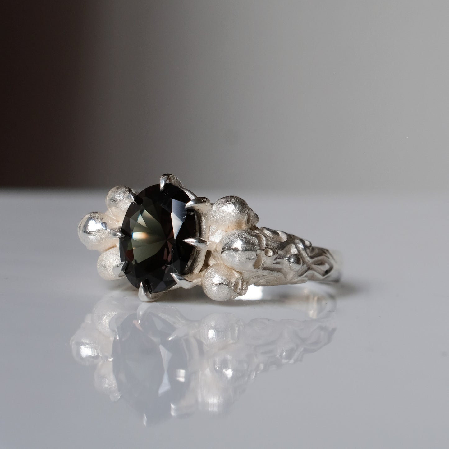 CERBERUS syn tournaline skull ring