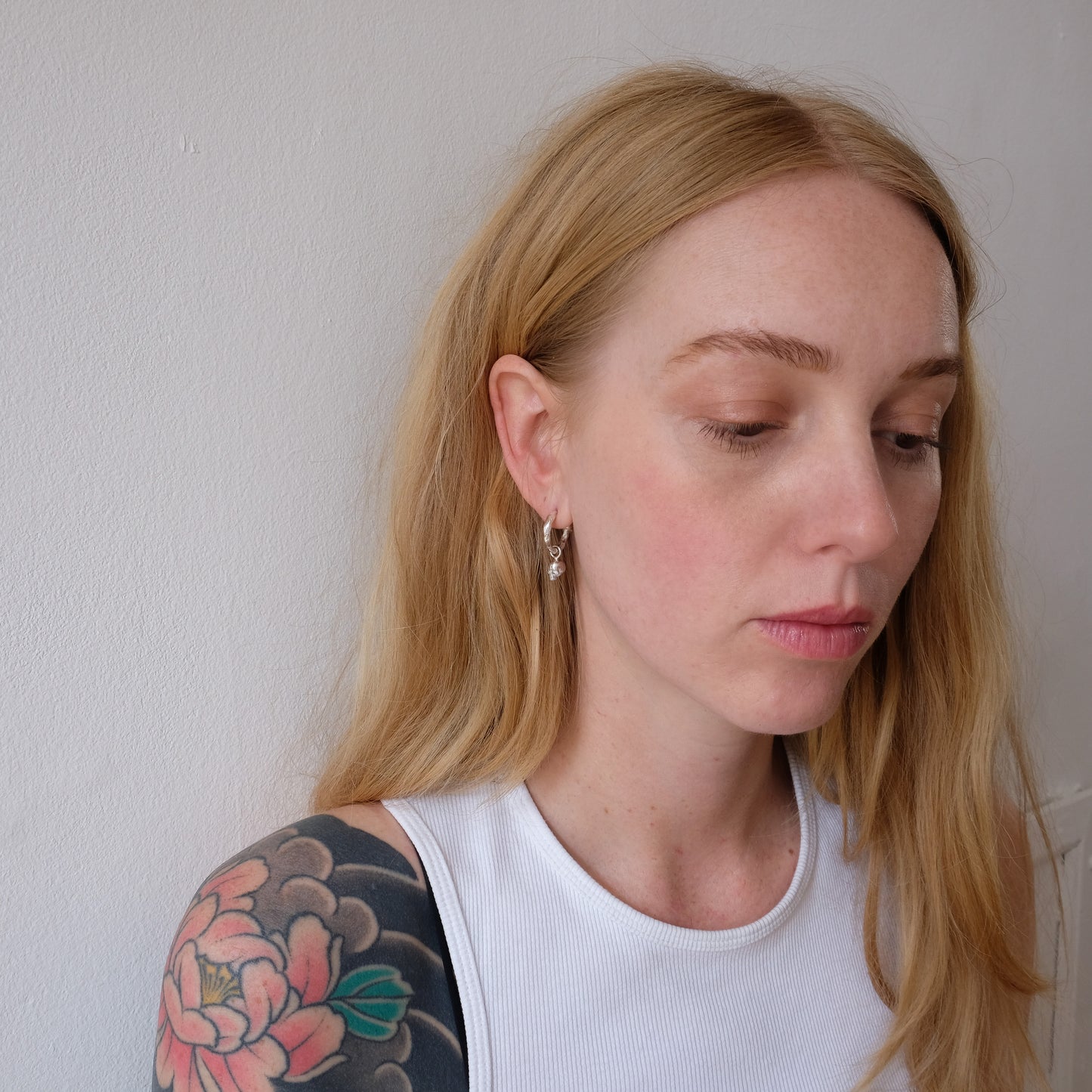 Small hoop earrings with molten detail and skulls at back