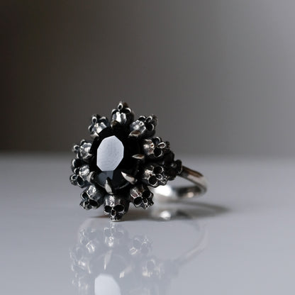 PATES black spinel halo ring