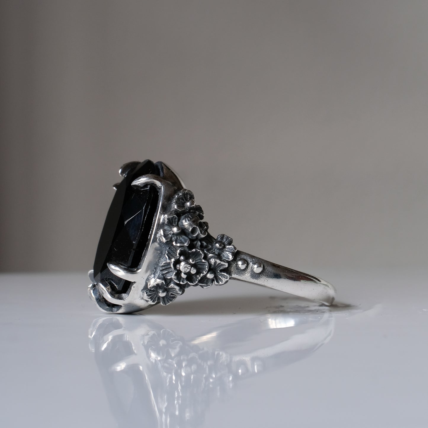 GERTRUDE black spinel ring