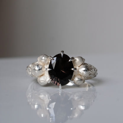 CERBERUS syn tournaline skull ring