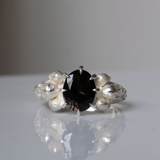 CERBERUS syn tournaline skull ring