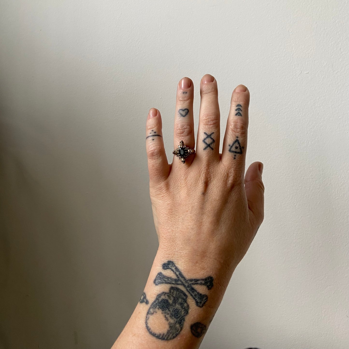 SYBIL sapphire skull ring
