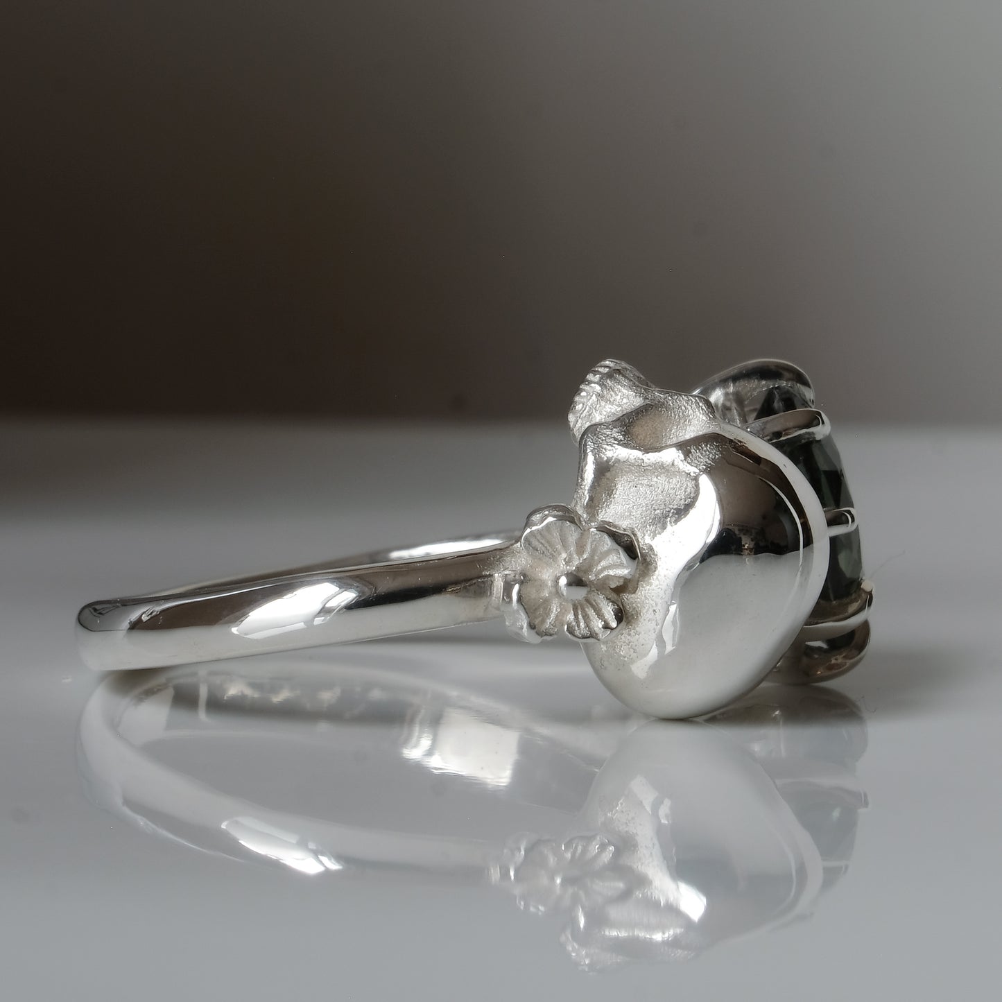 Silver skull and synthetic tourmaline ring with decorative flowers