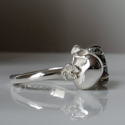Silver skull and synthetic tourmaline ring with decorative flowers
