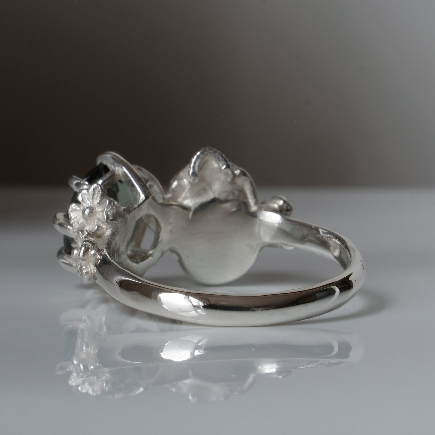 Silver skull and synthetic tourmaline ring with decorative flowers