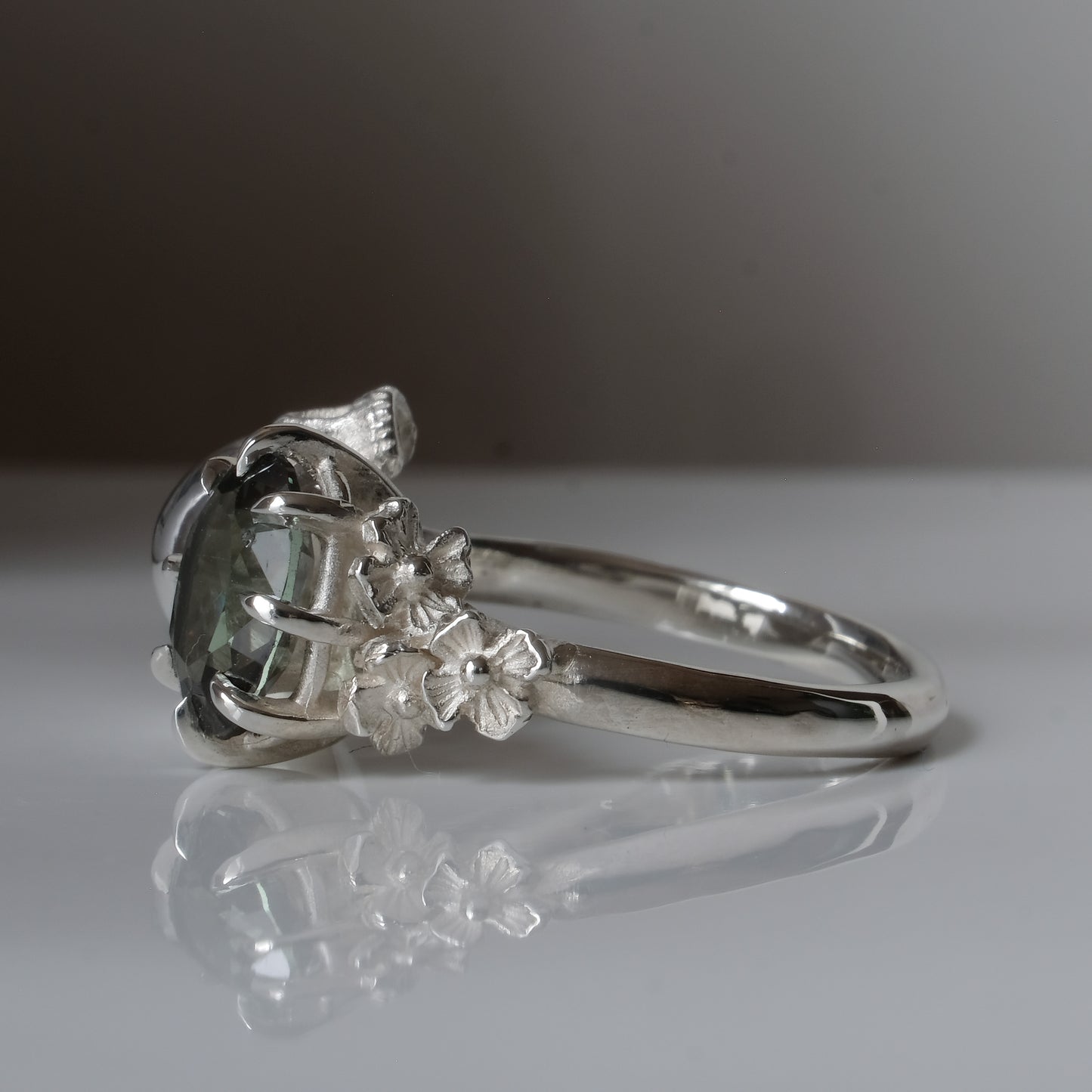 Silver skull and synthetic tourmaline ring with decorative flowers