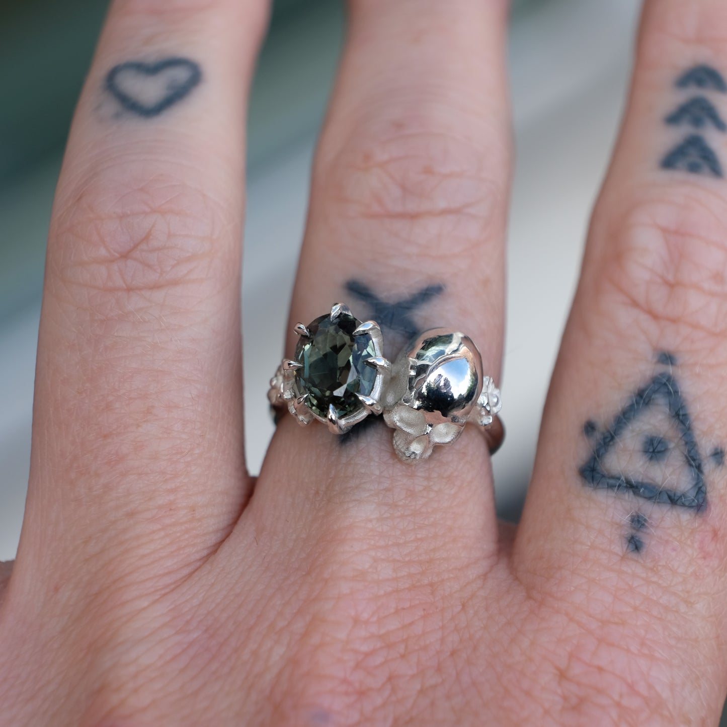 Silver skull and synthetic tourmaline ring with decorative flowers